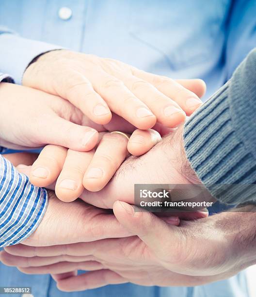 Foto de Trabalho Em Equipe De Negócios Com Uma Pilha De Mãos e mais fotos de stock de Amizade