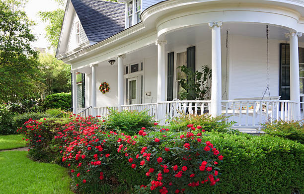 sur de su hogar con porche - southern mansion fotografías e imágenes de stock