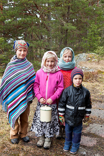 детей представить как witches, улыбается в камеру. - sibling sweden family smiling стоковые фото и изображения