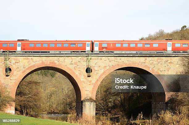 Photo libre de droit de Red Train Sur Arche De Pont Sur La Rivière banque d'images et plus d'images libres de droit de Arc - Élément architectural - Arc - Élément architectural, Ciel couvert, Destination de voyage