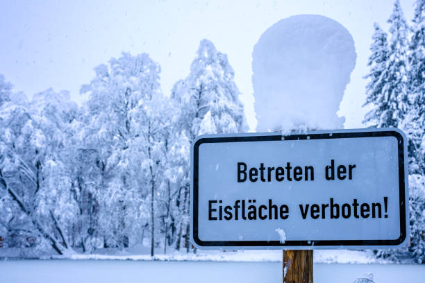 предупреждающий знак на немецком языке - перевод: вход на поверхность льда запрещен - eisfläche стоковые фото и изображения
