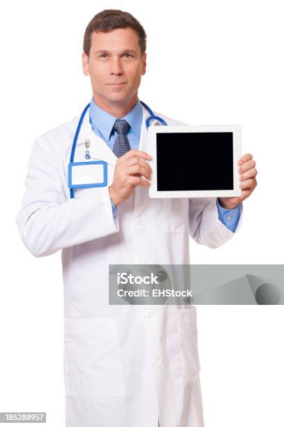 Lekarz Za Pomocą Cyfrowego Tabletu Na Białym Tle - zdjęcia stockowe i więcej obrazów Białe tło - Białe tło, Biały, Dorosły