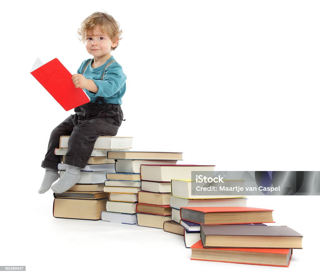 Linda bebé niño sentado en un libro escalera - Foto de stock de Niño libre de derechos