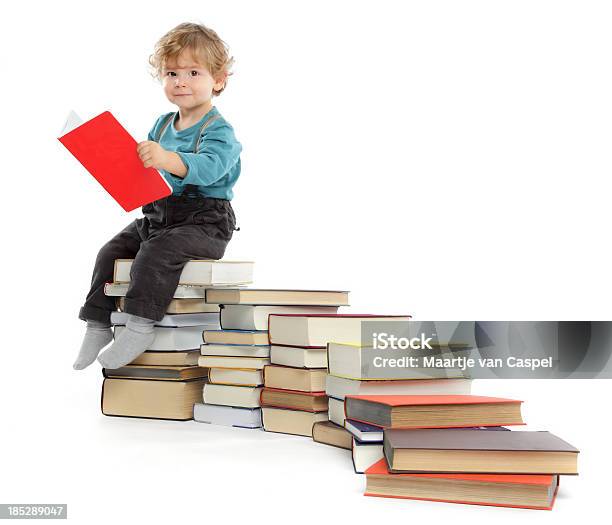 Carino Bambino Seduto Su Una Scala Di Libri - Fotografie stock e altre immagini di Bambino - Bambino, Libro, Leggere