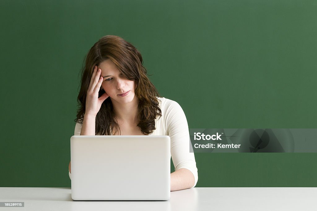 Pensativo estudiantes trabajando en la computadora portátil - Foto de stock de Mujeres libre de derechos