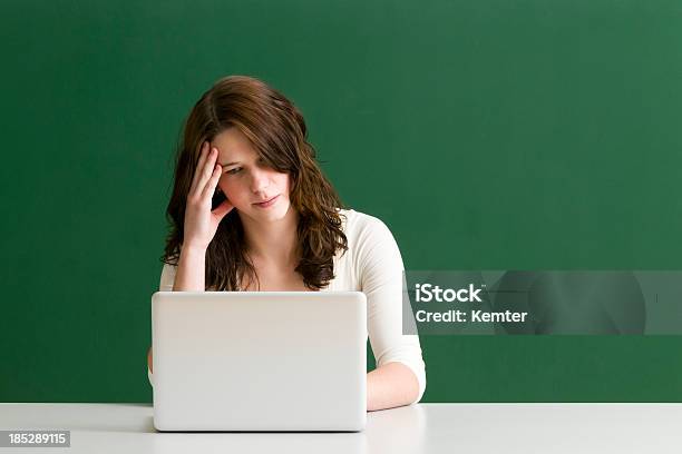 Pensativo Estudiantes Trabajando En La Computadora Portátil Foto de stock y más banco de imágenes de Mujeres