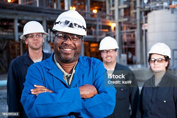 Arbeitnehmer Im Manufacturing Plant Stockfoto und mehr Bilder von Berufliche Beschäftigung - Berufliche Beschäftigung, Bauarbeiterhelm, Chemiefabrik