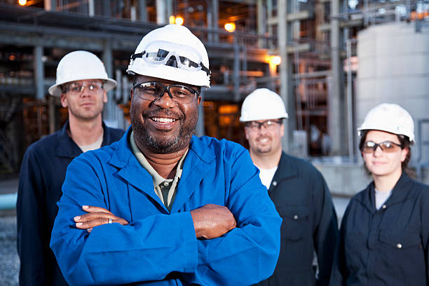lavoratori nello stabilimento di produzione - manufacturing occupation african descent refinery manual worker foto e immagini stock