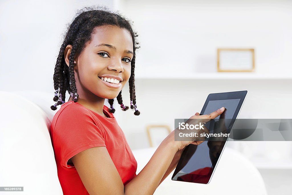 Giovane adolescente felice con computer tablet. - Foto stock royalty-free di Bambino