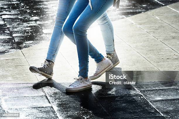Donna Impermeabile Wet Square - Fotografie stock e altre immagini di Città - Città, Marciapiede, Pioggia