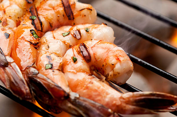 gegrillte shrimps - vom holzkohlengrill stock-fotos und bilder