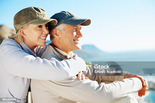 Disfruta De Nuestra Pasión Por La Vida Al Aire Libre Foto de stock y más banco de imágenes de Abrazar