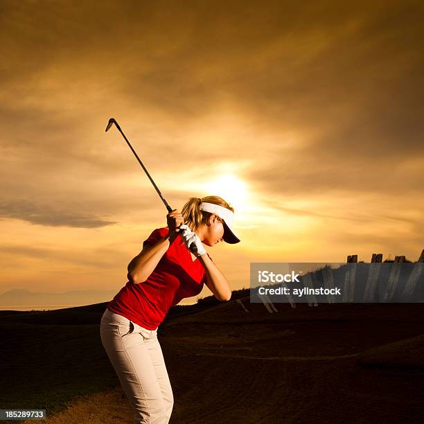 の女性ゴルファースインギング夕暮れ - 1人のストックフォトや画像を多数ご用意 - 1人, 25-29歳, ゴルフ