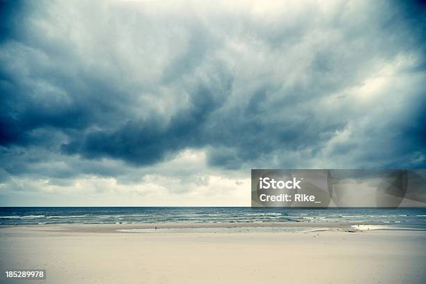 バルト海の劇的な雲 - 浜辺のストックフォトや画像を多数ご用意 - 浜辺, 雨, 海