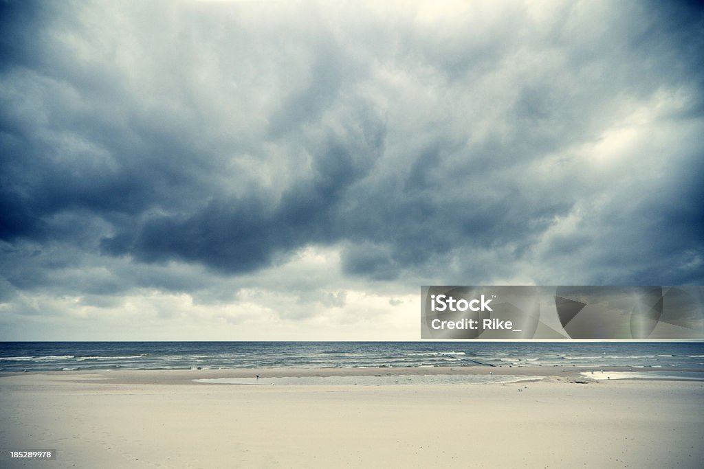 Dramatycznych chmury nad Morze Bałtyckie - Zbiór zdjęć royalty-free (Plaża)