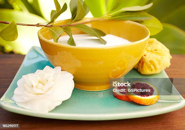 Foto de Spa Ainda Vida Com Hidratante Esponja De Esfoliação Flor E Laranja e mais fotos de stock de Amarelo