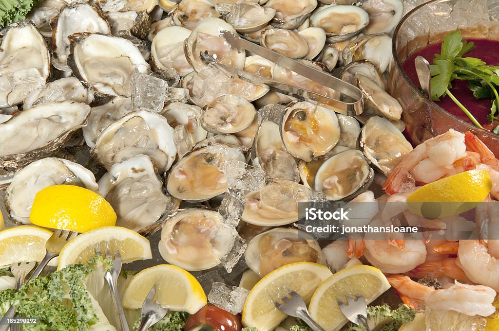 Elaborado bufé de pescados y mariscos - Foto de stock de Almeja - Marisco libre de derechos