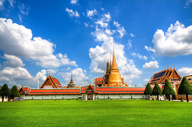 o grand palace, em bangcoc e o templo wat phra kaew - wat - fotografias e filmes do acervo