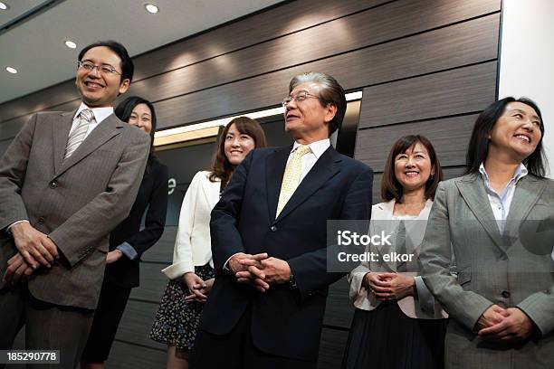 Feliz Empresário Japonês Maduro Com A Sua Equipa No Interior De Empresa - Fotografias de stock e mais imagens de Terceira idade