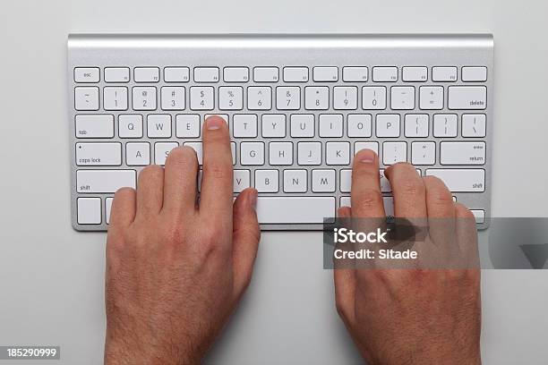 手をキーボードクリッピングパス - 1人のストックフォトや画像を多数ご用意 - 1人, eラーニング, インターネット