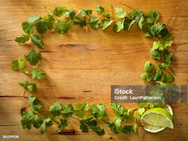 Photo libre de droit de Coriandre Fraîche Avec Des Citrons Verts banque d'images et plus d'images libres de droit de Agrume - Agrume, Aliment, Aliment cru