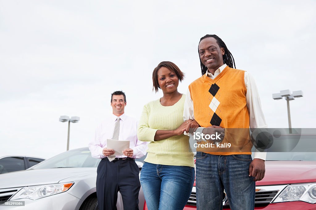 Para zakupy dla samochodów - Zbiór zdjęć royalty-free (Sprzedawca samochodów)