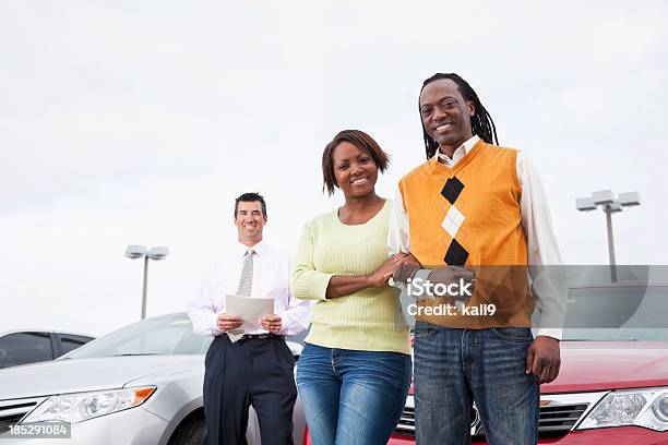 Para Zakupy Dla Samochodów - zdjęcia stockowe i więcej obrazów Sprzedawca samochodów - Sprzedawca samochodów, Parking, Samochód