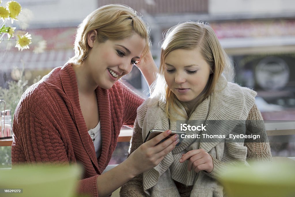 Mulher sentada no café com Smartphone - Royalty-free 25-29 Anos Foto de stock