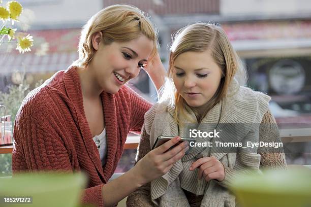 Mulher Sentada No Café Com Smartphone - Fotografias de stock e mais imagens de 25-29 Anos - 25-29 Anos, A usar um telefone, Adulto