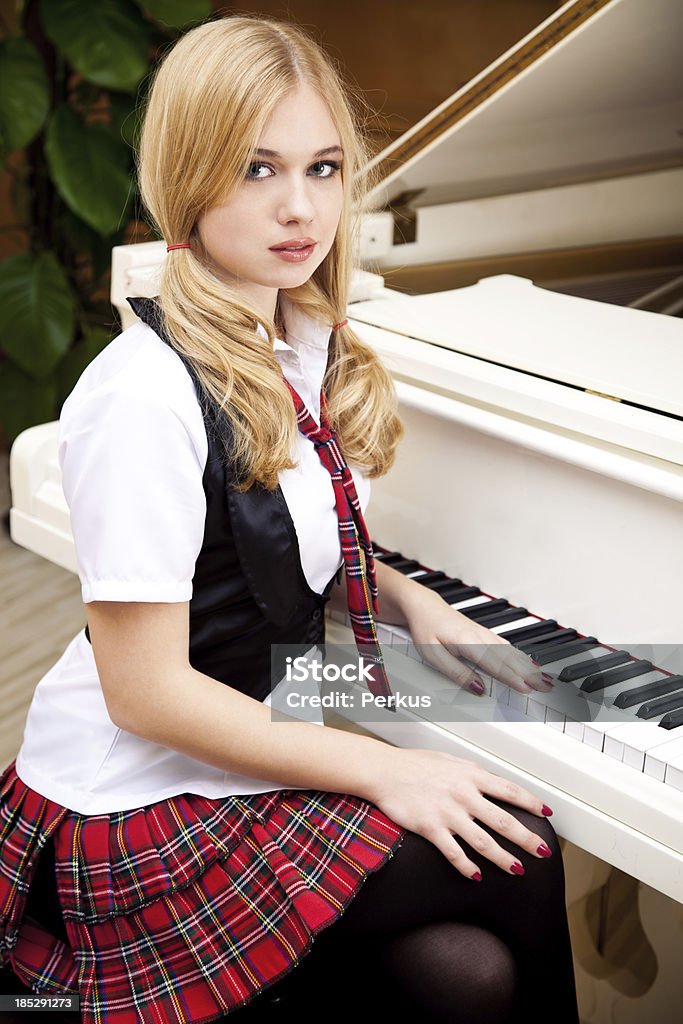 Abolido jamón Ciego Hermosa Mujer Joven Jugar Al Piano Foto de stock y más banco de imágenes de  Acorde - Acorde, Adolescencia, Adulto - iStock