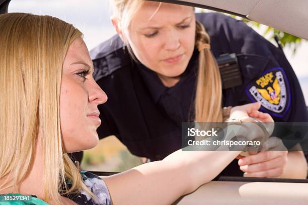 Mão Com Cuff - Fotografias de stock e mais imagens de Cabelo Louro - Cabelo Louro, Força policial, Sexo Feminino