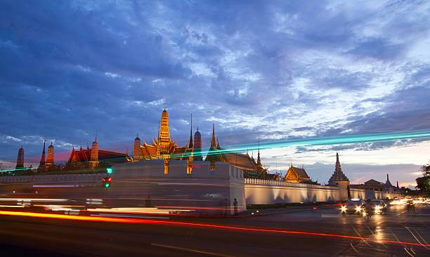 grande palácio de banguecoque, ao anoitecer - stupa royal stupa local landmark national landmark imagens e fotografias de stock