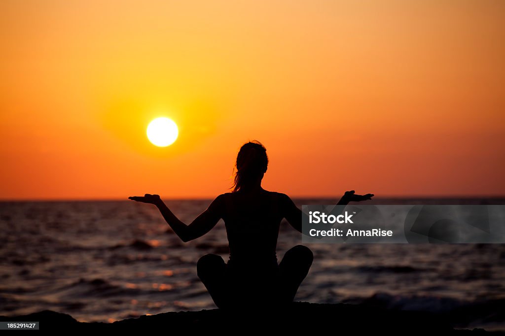 Медитировать на море - Стоковые фото Благополучие роялти-фри