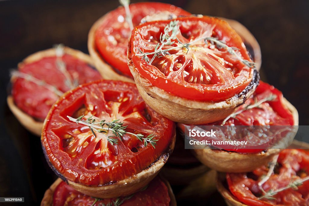 Mini quiches con formaggio e pomodoro - Foto stock royalty-free di Piccolo