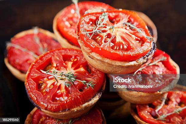 Foto de Mini Quiches Com Queijo E Tomate e mais fotos de stock de Pequeno - Pequeno, Tomate, Antepasto