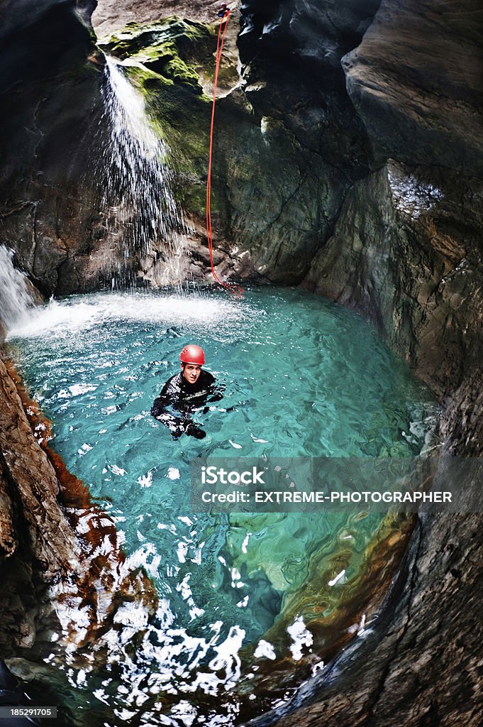 W jaskini wody - Zbiór zdjęć royalty-free (Abseiling)
