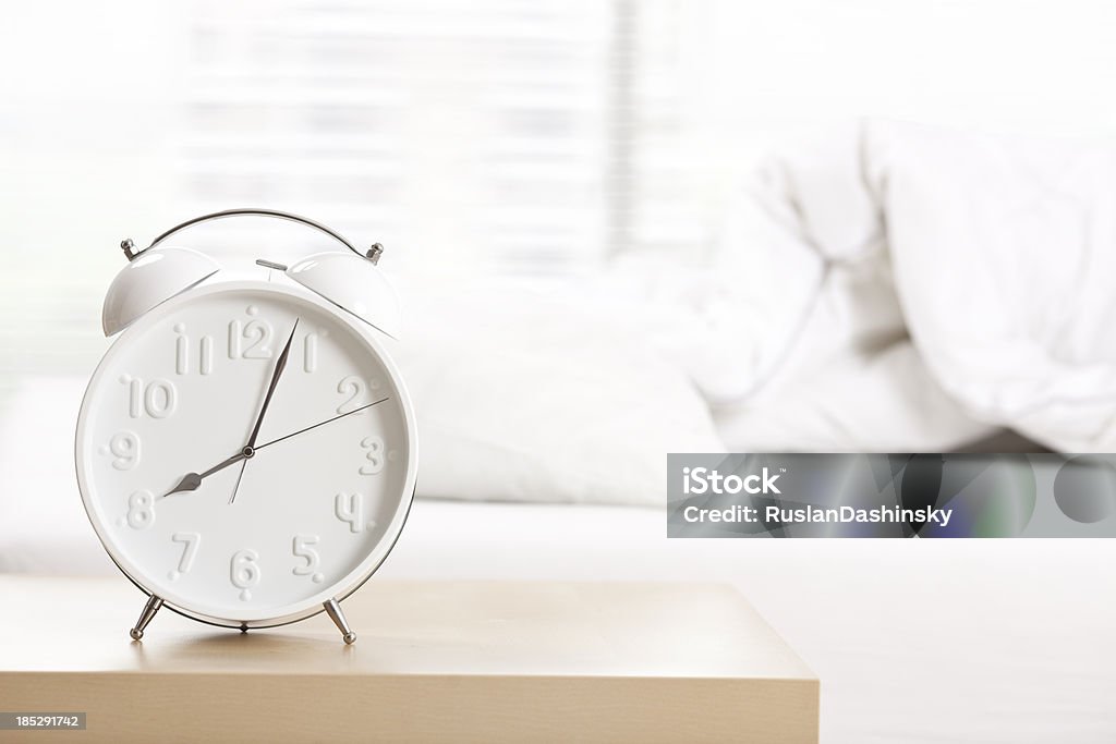 Despertador no quarto de dormir. - Foto de stock de Mesa de Cabeceira royalty-free