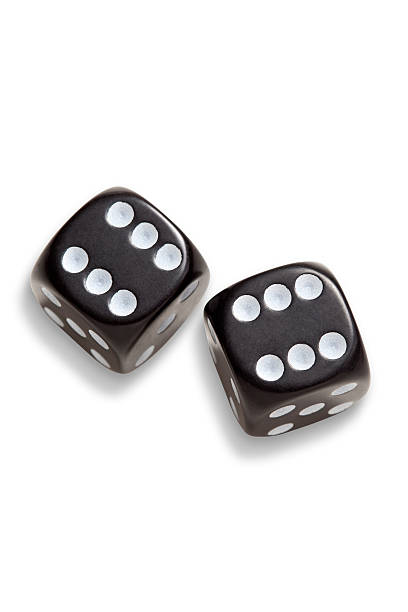 2 個の黒色 dices - surpass ストックフォトと画像