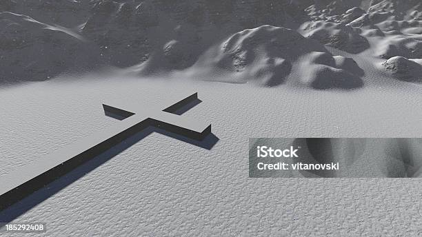 Cruce Símbolo En La Nieve Foto de stock y más banco de imágenes de Aire libre - Aire libre, Azul, Catolicismo