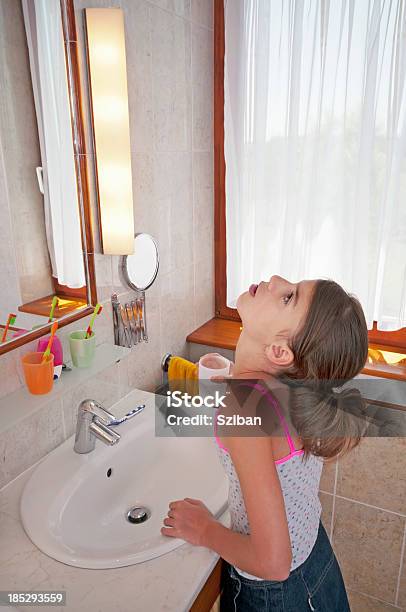 Lavar Os Dentes Em Casa De Banho - Fotografias de stock e mais imagens de Adolescente - Adolescente, Adulto, Ambientalista