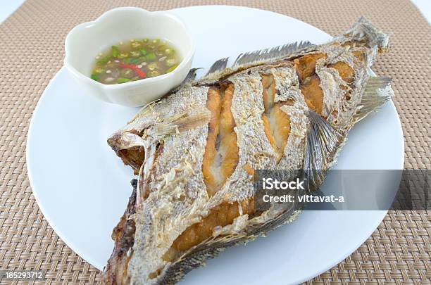 Pescado Fritos Estilo Tailandés Foto de stock y más banco de imágenes de Alimento - Alimento, Captura de peces, Cena