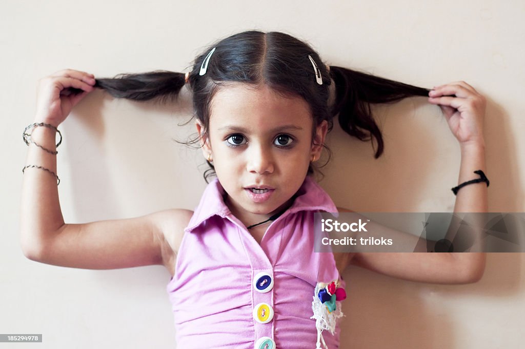 귀여운 소녀만 게임하기 그녀의 머리 - 로열티 프리 소녀 스톡 사진