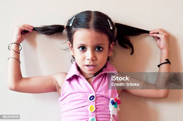 귀여운 소녀만 게임하기 그녀의 머리 소녀에 대한 스톡 사진 및 기타 이미지 - 소녀, 스리랑카, 건강한 생활방식