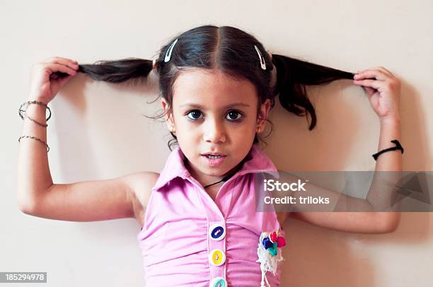 Foto de Linda Garotinha Brincando Com Seu Cabelo e mais fotos de stock de Menina - Menina, Sri Lanka, Articulação humana