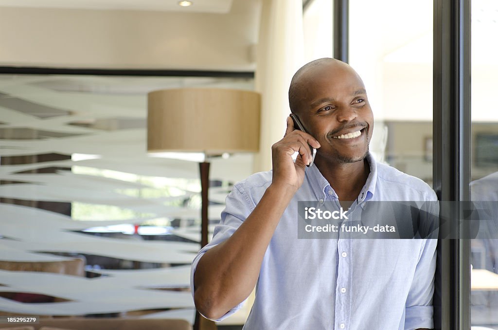 笑顔アフリカの実業家の電話 - 1人のロイヤリティフリーストックフォト