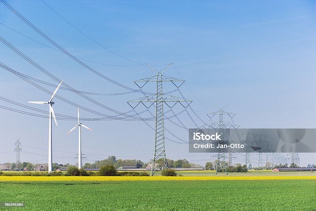 High voltage power lines und windenergy - Lizenzfrei Achtung Hochspannung Stock-Foto