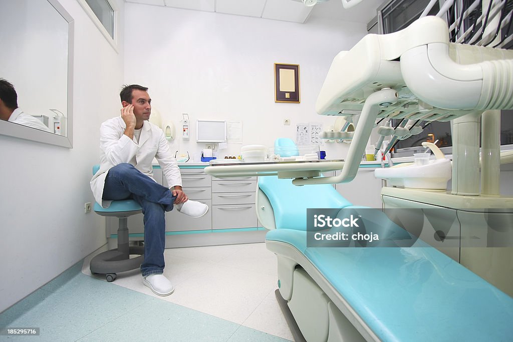 Junge Zahnarzt in seinem Büro warten auf Patienten - Lizenzfrei Fotografie Stock-Foto