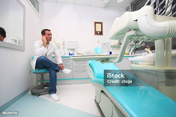 Junge Zahnarzt In Seinem Büro Warten Auf Patienten Stockfoto und mehr Bilder von Fotografie - Fotografie, Gesundheitswesen und Medizin, Horizontal