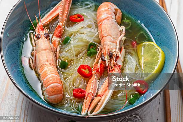 Tailandesa Tradicional Con Langostinos Y Sopa De Fideos Foto de stock y más banco de imágenes de Alimento