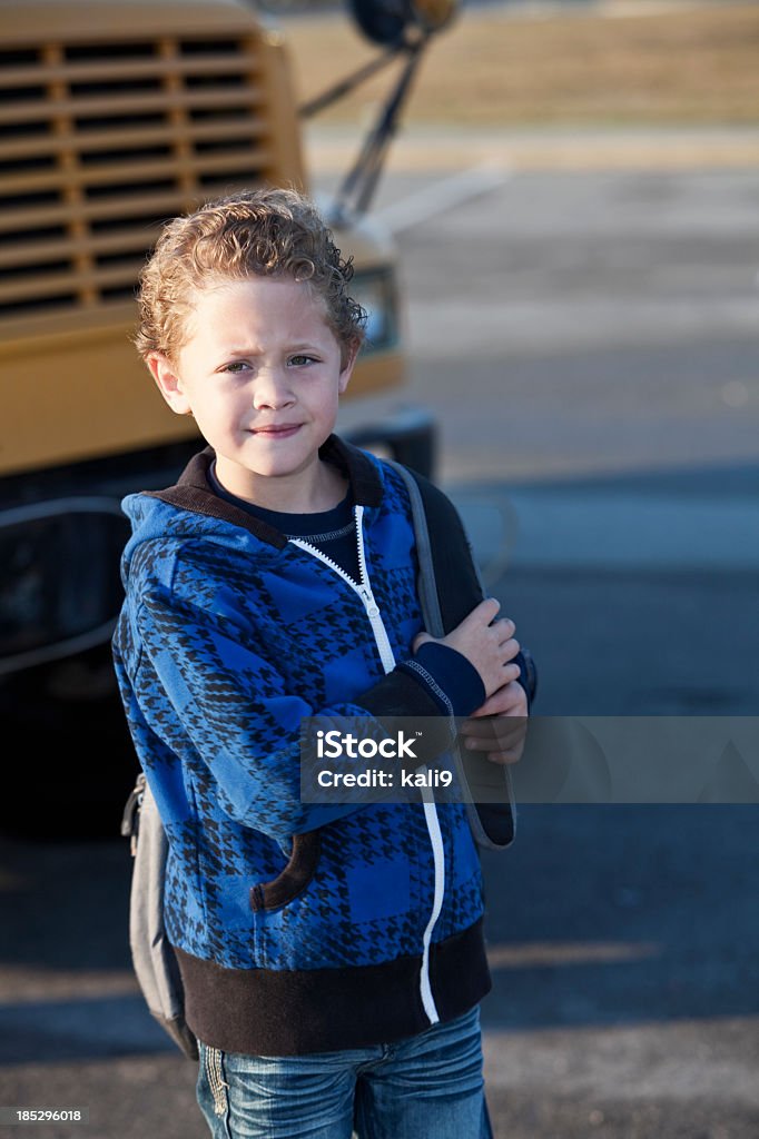 Мальчик стоять перед Школьный автобус - Стоковые фото 6-7 лет роялти-фри